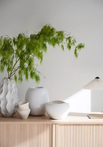 ROWICO Haddington skjenk, m. 2 skyvedrer og 2 hyller - hvitpigmentert eikefiner og sort metall 