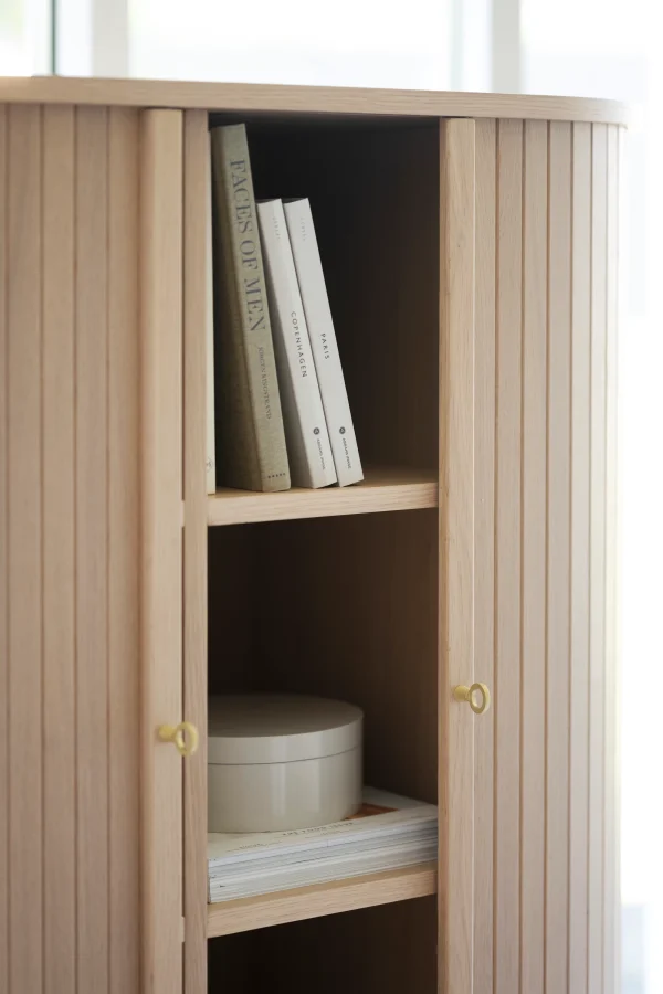 ROWICO Haddington skap, m. 2 skyvedrer og 4 hyller - hvitpigmentert eikefiner og sort metall