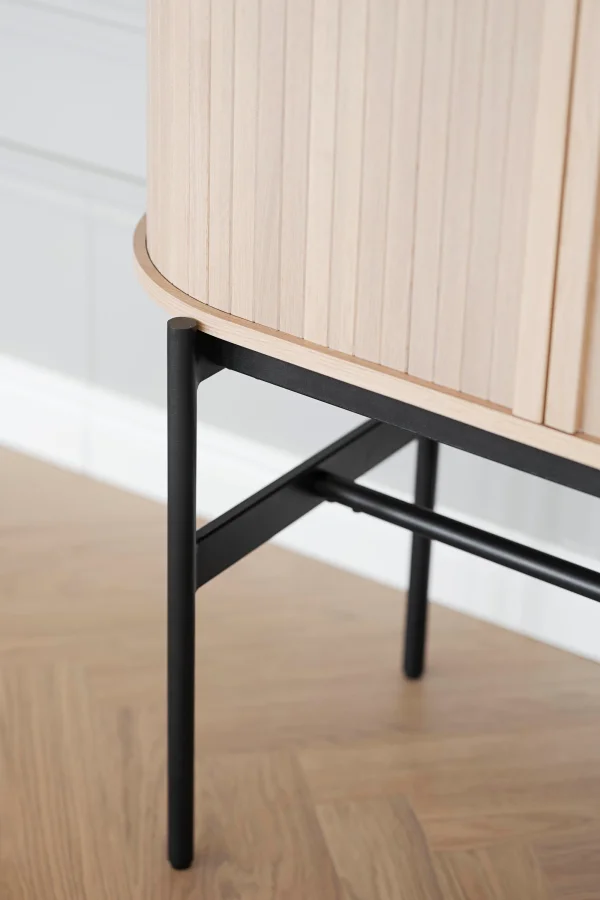 ROWICO Haddington skap, m. 2 skyvedrer og 4 hyller - hvitpigmentert eikefiner og sort metall