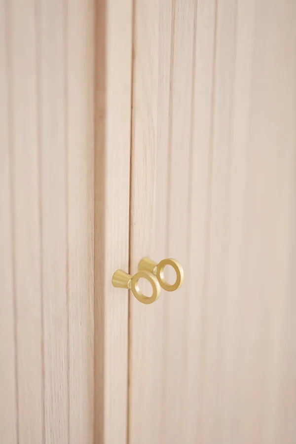 ROWICO Haddington skap, m. 2 skyvedrer og 4 hyller - hvitpigmentert eikefiner og sort metall