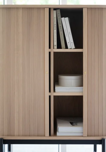 ROWICO Haddington skap, m. 2 skyvedrer og 4 hyller - hvitpigmentert eikefiner og sort metall