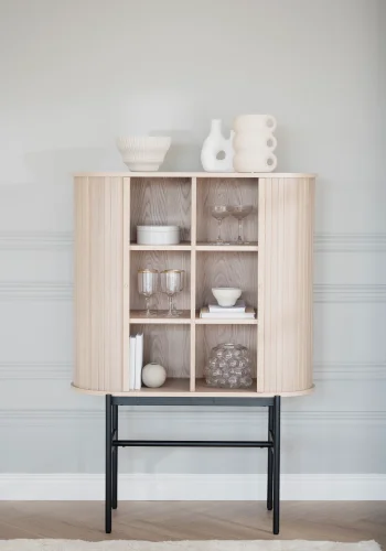 ROWICO Haddington skap, m. 2 skyvedrer og 4 hyller - hvitpigmentert eikefiner og sort metall