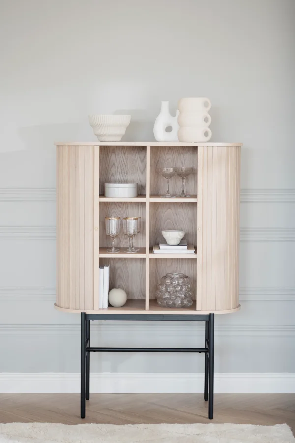 ROWICO Haddington skap, m. 2 skyvedrer og 4 hyller - hvitpigmentert eikefiner og sort metall