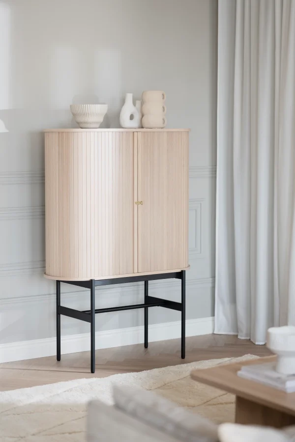 ROWICO Haddington skap, m. 2 skyvedrer og 4 hyller - hvitpigmentert eikefiner og sort metall