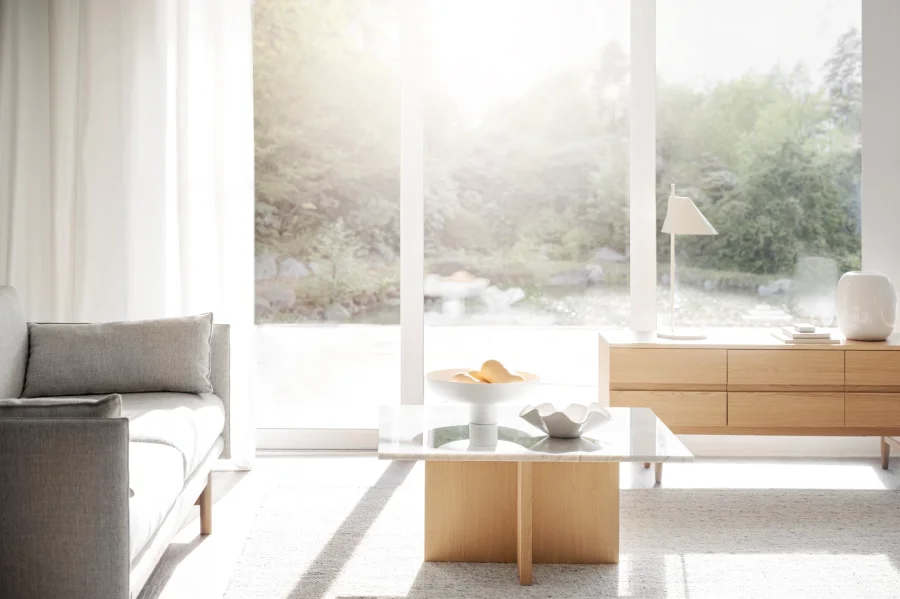 ROWICO Moresby TV-bord, m. 3 drer - hvitpigmentert eikefiner og eik (135x40)