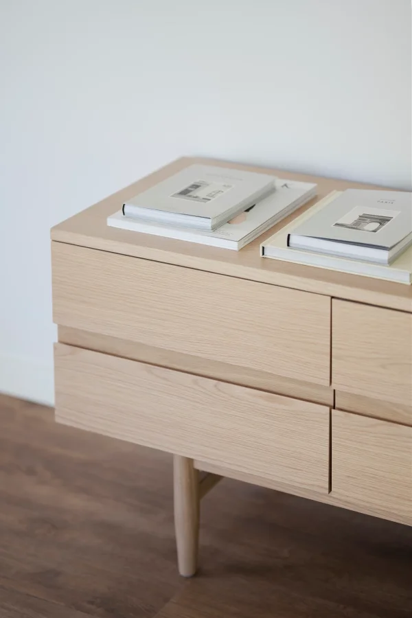 ROWICO Moresby TV-bord, m. 3 drer - hvitpigmentert eikefiner og eik (135x40)