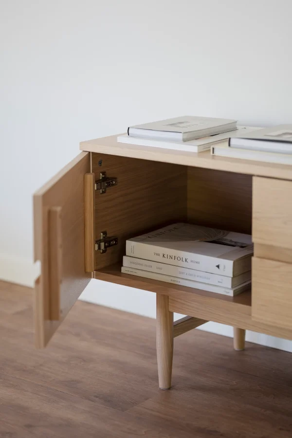 ROWICO Moresby TV-bord, m. 3 drer - hvitpigmentert eikefiner og eik (135x40)