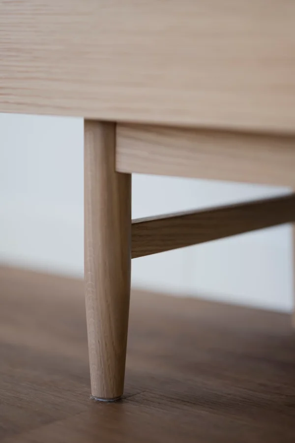 ROWICO Moresby TV-bord, m. 3 drer - hvitpigmentert eikefiner og eik (135x40)