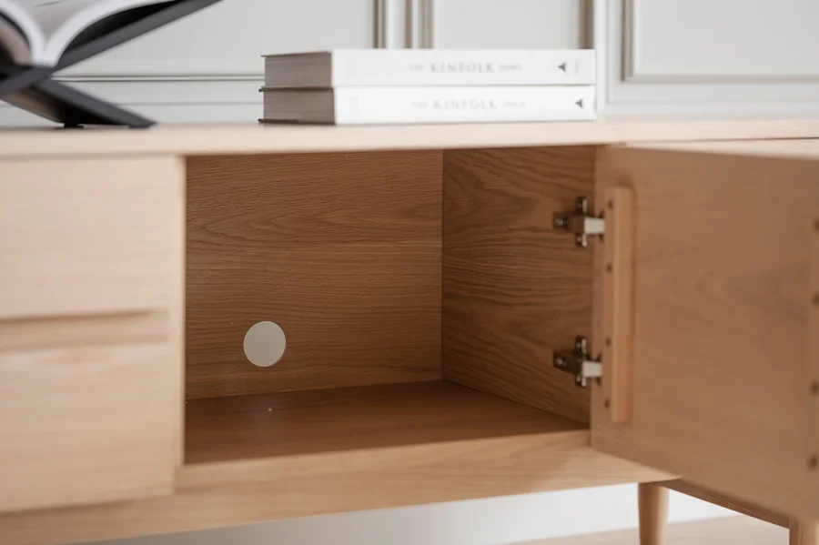 ROWICO Moresby TV-bord, m. 3 drer - hvitpigmentert eikefiner og eik (135x40)