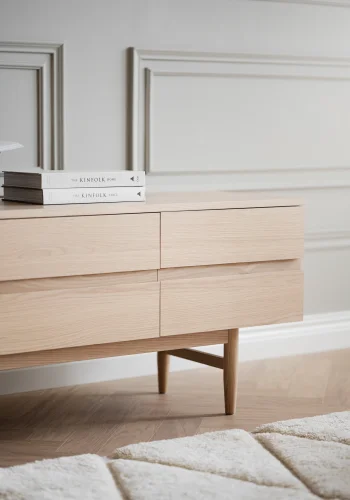 ROWICO Moresby TV-bord, m. 3 drer - hvitpigmentert eikefiner og eik (135x40)