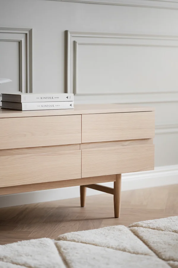 ROWICO Moresby TV-bord, m. 3 drer - hvitpigmentert eikefiner og eik (135x40)