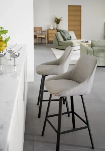 ROWICO Alison barstol, drejelig, m. rygln og fodsttte - beige stof og sort metal