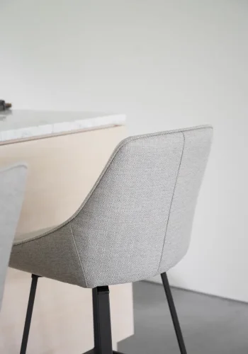 ROWICO Alison barstol, drejelig, m. rygln og fodsttte - beige stof og sort metal