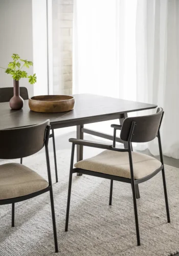 ROWICO Maymont spisebordstol, m. armlen, stables - lys beige stoff, brun eik og sort metall