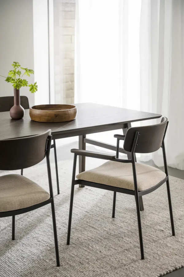 ROWICO Maymont spisebordstol, m. armlen, stables - lys beige stoff, brun eik og sort metall