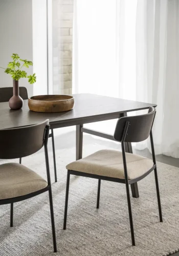 ROWICO Maymont spisestuestol, stablebar - lys beige stoff, brun eik og svart metall