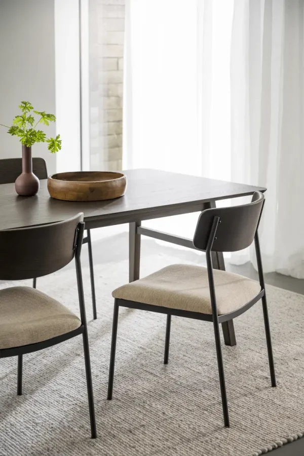 ROWICO Maymont spisestuestol, stablebar - lys beige stoff, brun eik og svart metall