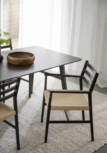 ROWICO Harlan spisebordstol, m. armlener - lys beige papirsnor og brun eik