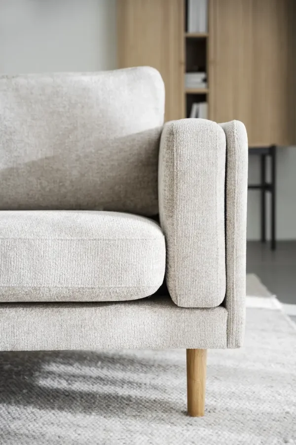 ROWICO Braden 3 pers. sofa - lys beige stoff og naturlig eik