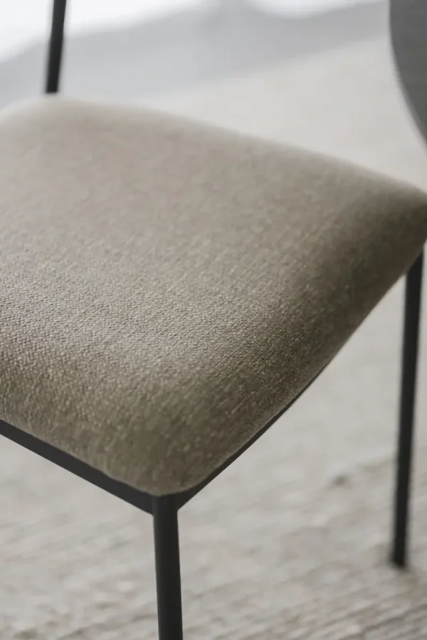 ROWICO Maymont spisestuestol, stablebar - mrk beige stoff, naturlig eik og svart metall