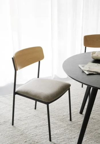 ROWICO Maymont spisestuestol, stablebar - mrk beige stoff, naturlig eik og svart metall