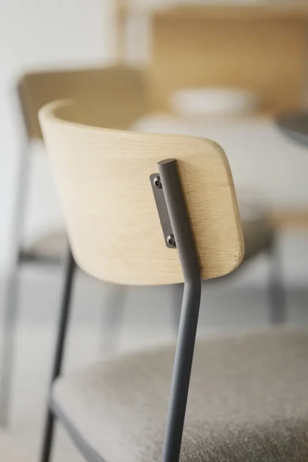 ROWICO Maymont spisestuestol, stablebar - mrk beige stoff, naturlig eik og svart metall