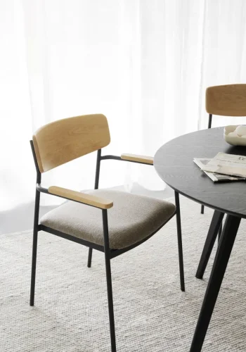 ROWICO Maymont spisebordstol, m. armlen, stables - mrk beige stoff, naturlig eik og svart metall