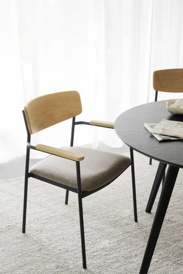 ROWICO Maymont spisebordstol, m. armlen, stables - mrk beige stoff, naturlig eik og svart metall