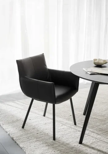 ROWICO Hinckley spisebordstol, m. armlener - svart skinn og sort metall