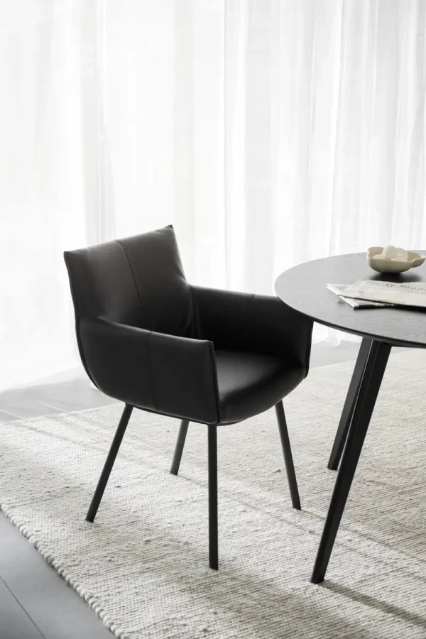 ROWICO Hinckley spisebordstol, m. armlener - svart skinn og sort metall