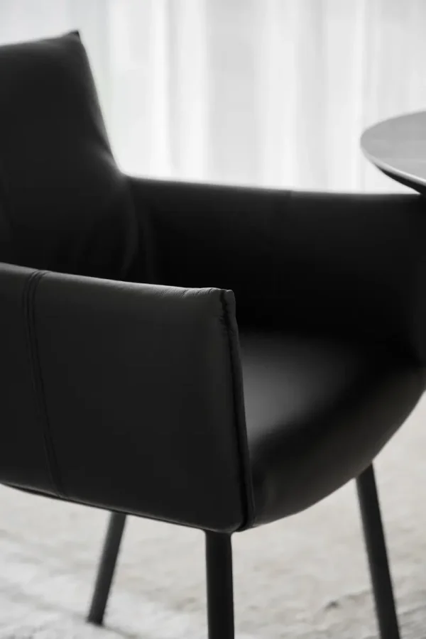 ROWICO Hinckley spisebordstol, m. armlener - svart skinn og sort metall