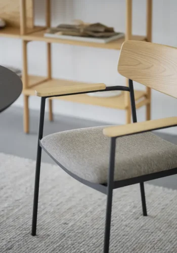 ROWICO Maymont spisebordstol, m. armlen, stables - mrk beige stoff, naturlig eik og svart metall