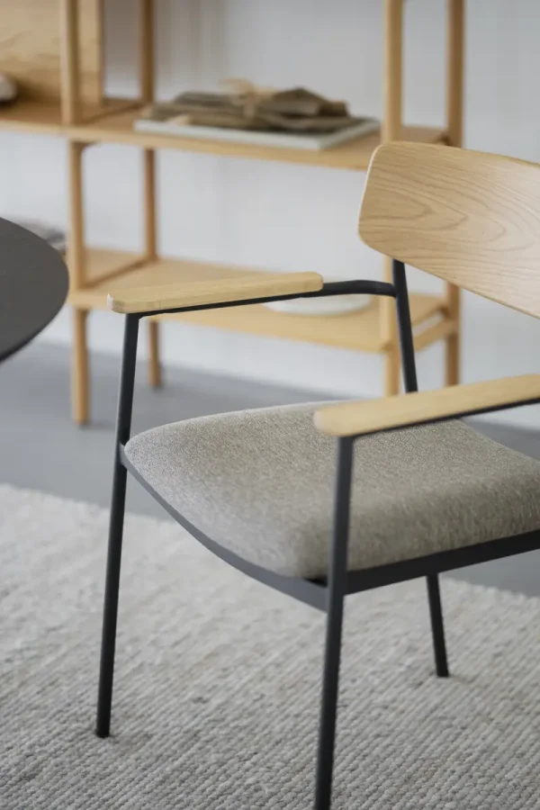 ROWICO Maymont spisebordstol, m. armlen, stables - mrk beige stoff, naturlig eik og svart metall