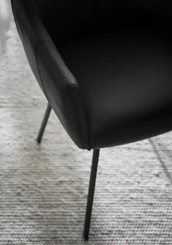 ROWICO Hinckley spisebordstol, m. armlener - svart skinn og sort metall