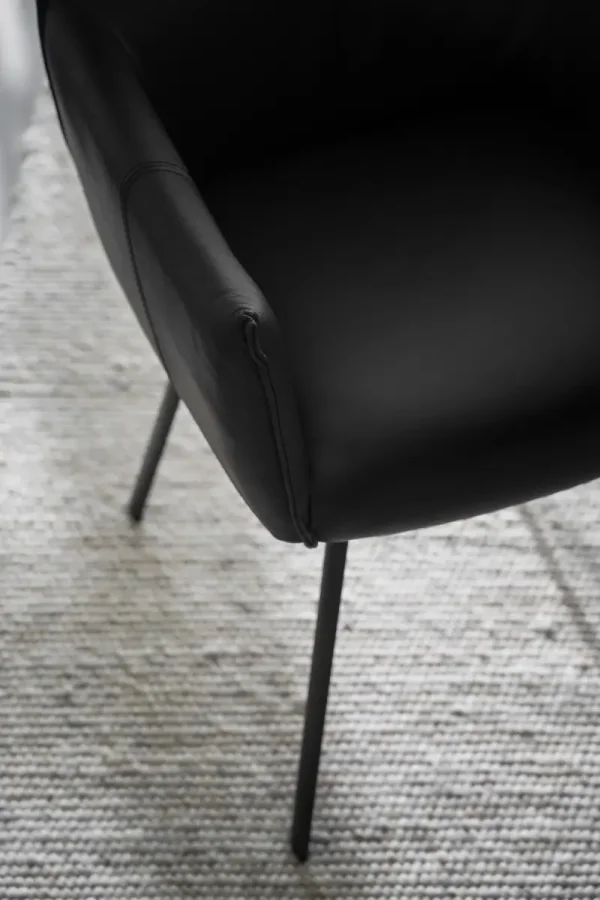 ROWICO Hinckley spisebordstol, m. armlener - svart skinn og sort metall