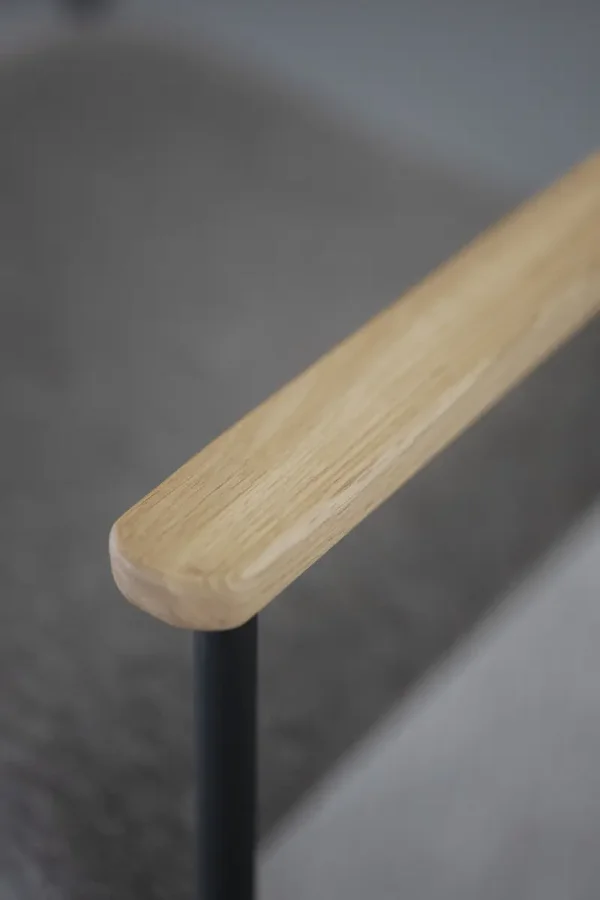 ROWICO Maymont spisebordstol, m. armlen, stables - mrk beige stoff, naturlig eik og svart metall