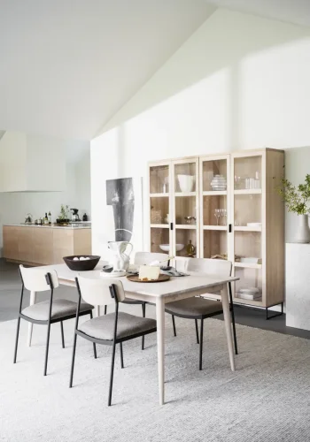 ROWICO Maymont spisestuestol, stablebar - mrk beige stoff, hvitpigmentert eik og sort metall