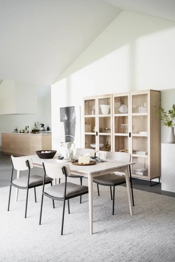 ROWICO Maymont spisestuestol, stablebar - mrk beige stoff, hvitpigmentert eik og sort metall