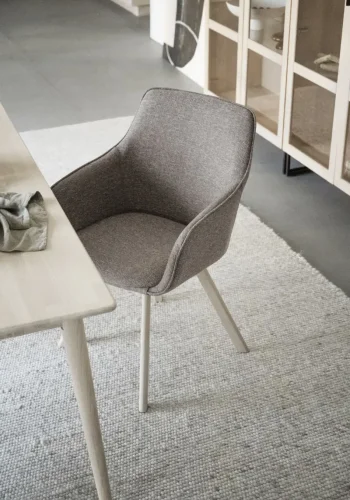 ROWICO Alison spisebordsstol, drejelig, m. armln - mrk beige stof og hvidpigmenteret egetr