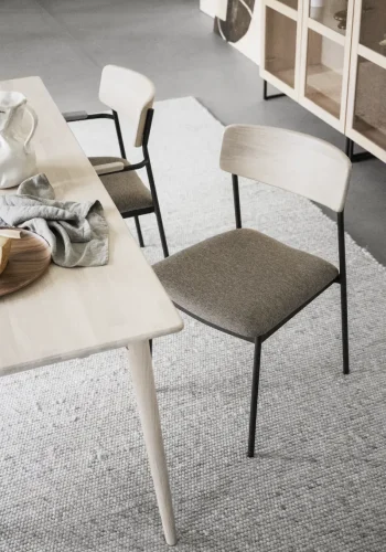 ROWICO Maymont spisestuestol, stablebar - mrk beige stoff, hvitpigmentert eik og sort metall