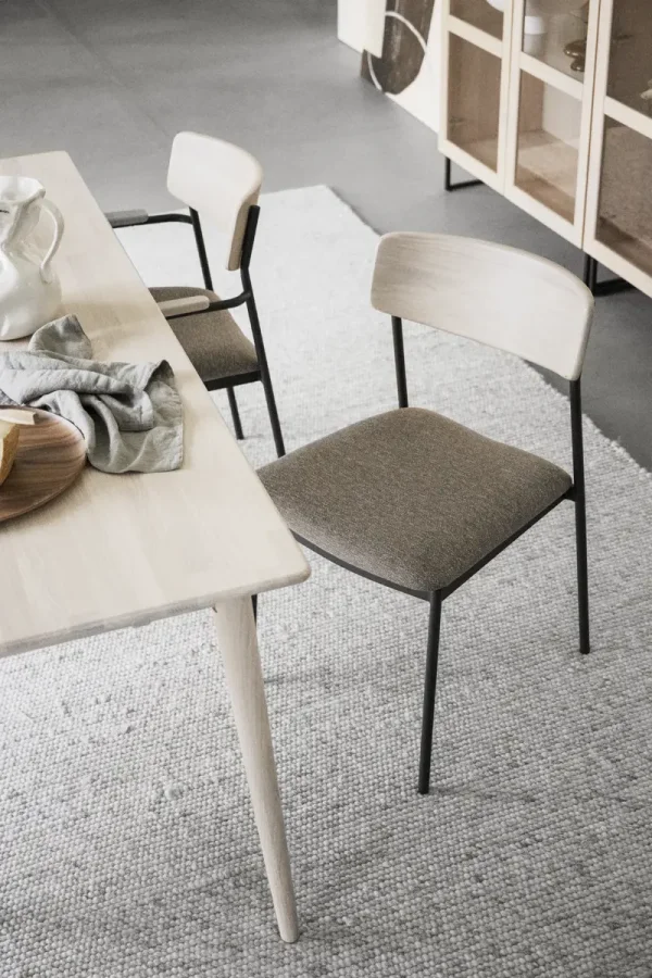 ROWICO Maymont spisestuestol, stablebar - mrk beige stoff, hvitpigmentert eik og sort metall