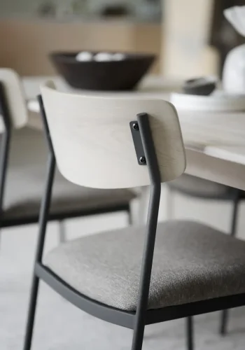 ROWICO Maymont spisestuestol, stablebar - mrk beige stoff, hvitpigmentert eik og sort metall