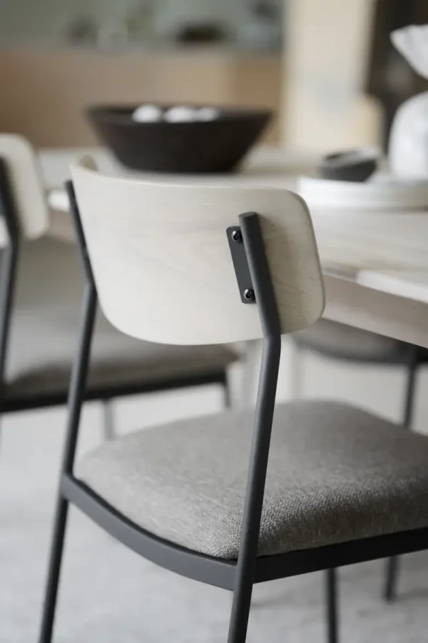 ROWICO Maymont spisestuestol, stablebar - mrk beige stoff, hvitpigmentert eik og sort metall