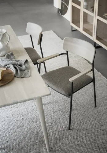 ROWICO Maymont spisebordstol, m. armlen, stablebar - mrk beige stoff/hvitpigmentert eik/svart metall