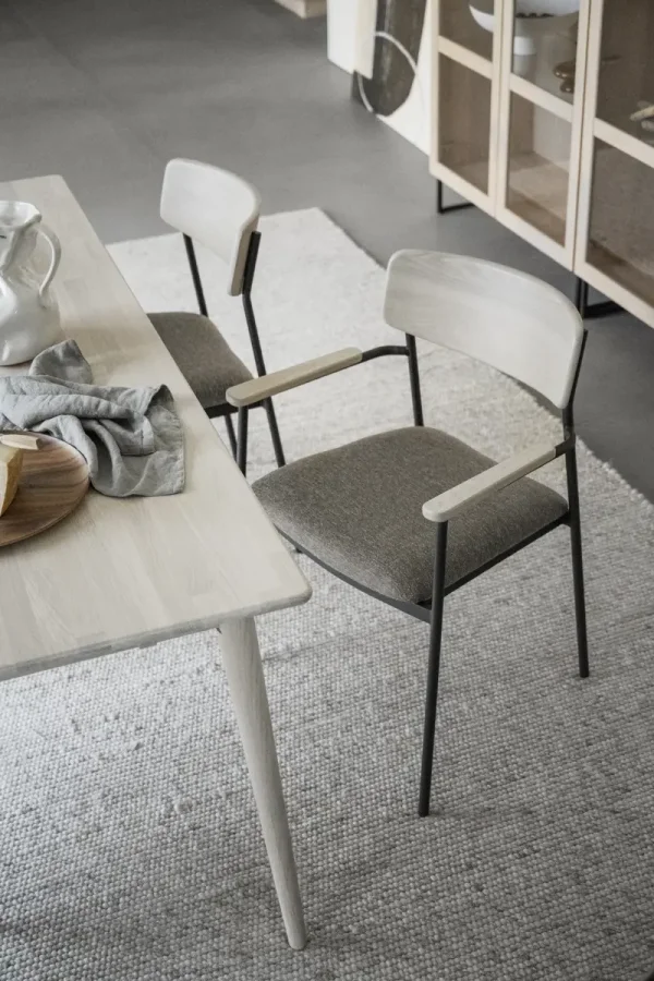 ROWICO Maymont spisebordstol, m. armlen, stablebar - mrk beige stoff/hvitpigmentert eik/svart metall