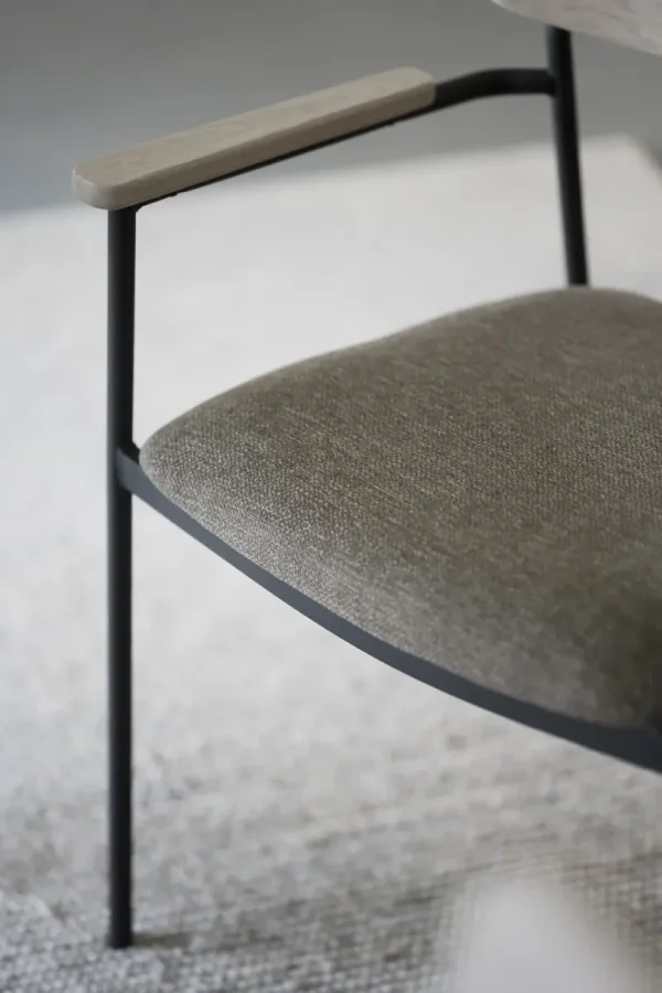 ROWICO Maymont spisebordstol, m. armlen, stablebar - mrk beige stoff/hvitpigmentert eik/svart metall