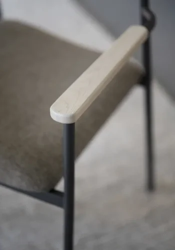 ROWICO Maymont spisebordstol, m. armlen, stablebar - mrk beige stoff/hvitpigmentert eik/svart metall