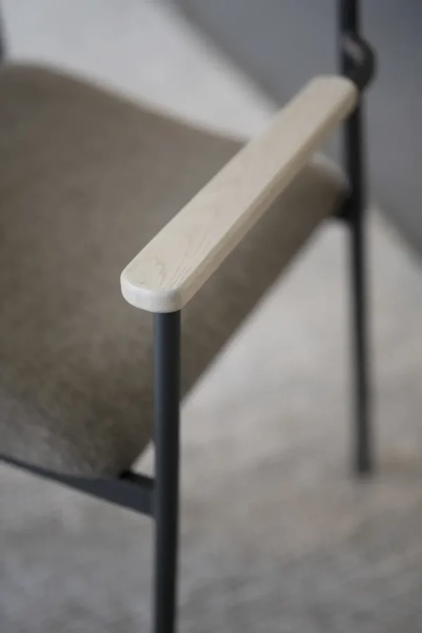 ROWICO Maymont spisebordstol, m. armlen, stablebar - mrk beige stoff/hvitpigmentert eik/svart metall