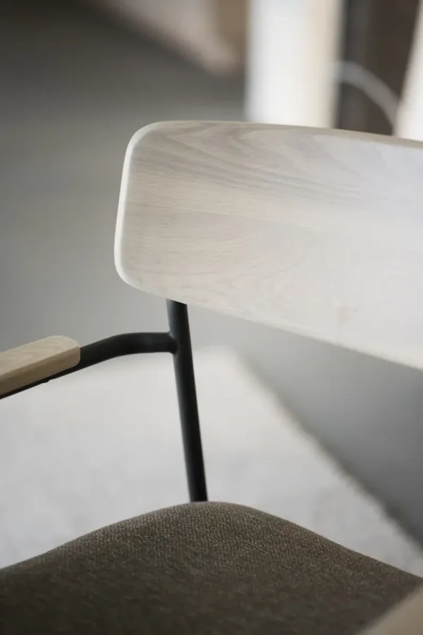 ROWICO Maymont spisebordstol, m. armlen, stablebar - mrk beige stoff/hvitpigmentert eik/svart metall