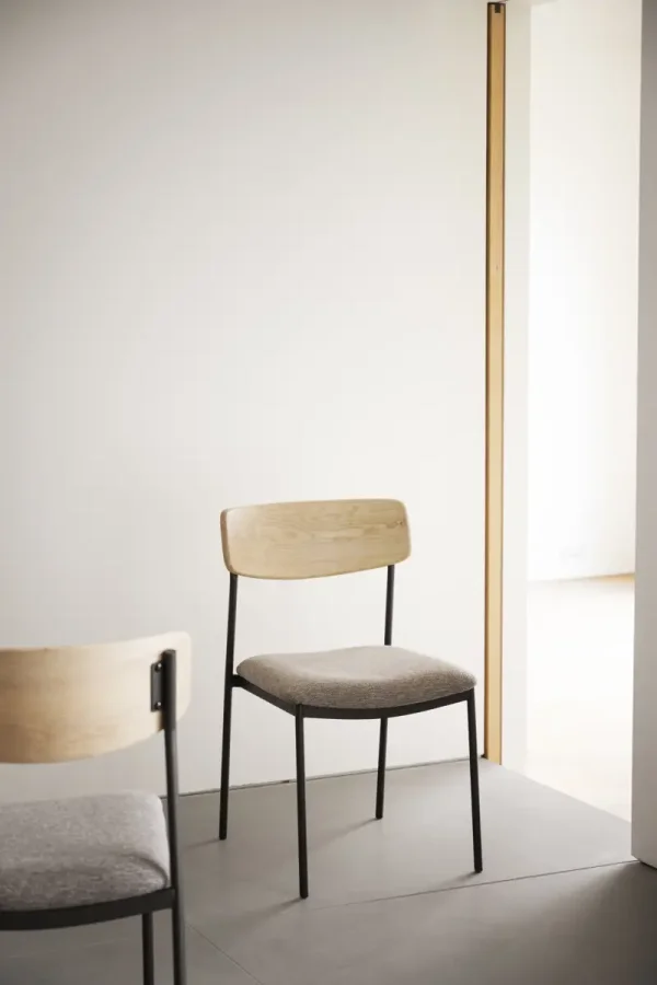 ROWICO Maymont spisestuestol, stablebar - mrk beige stoff, naturlig eik og svart metall